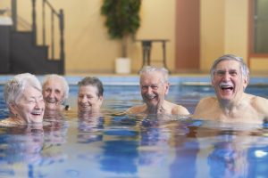 Groupe de personne âgées dans la piscine de Place Alexandra